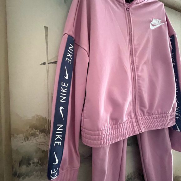 Girls Nike track suit. Size medium - Picture 2 of 8